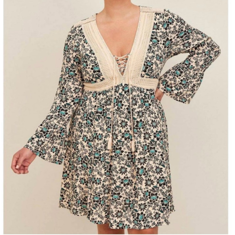 NWT, WOMEN'S TORRID Floral Lace-Up Dress SIZE 1X
